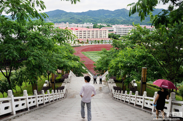 Công xưởng ôn thi đại học khắc nghiệt nhất Trung Quốc: Học 17 tiếng/ngày, con vi phạm cha mẹ cũng bị phạt - Ảnh 3.