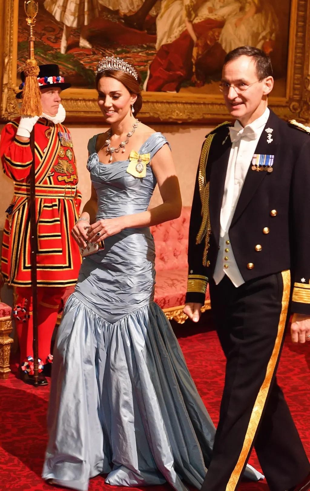 Hoàng hậu Camilla, Công nương Kate đội vương miện của mẹ chồng - Ảnh 9.