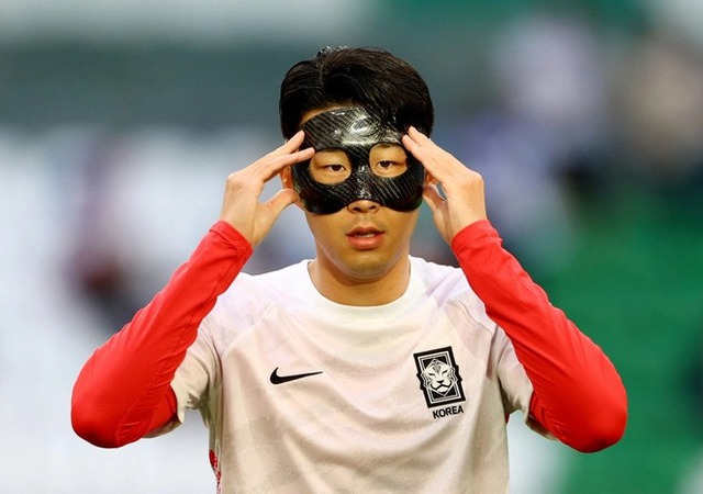 Khán giả Hàn Quốc đeo mặt nạ để cổ vũ Son Heung-min trong trận mở màn tại World Cup 2022 - Ảnh 3.