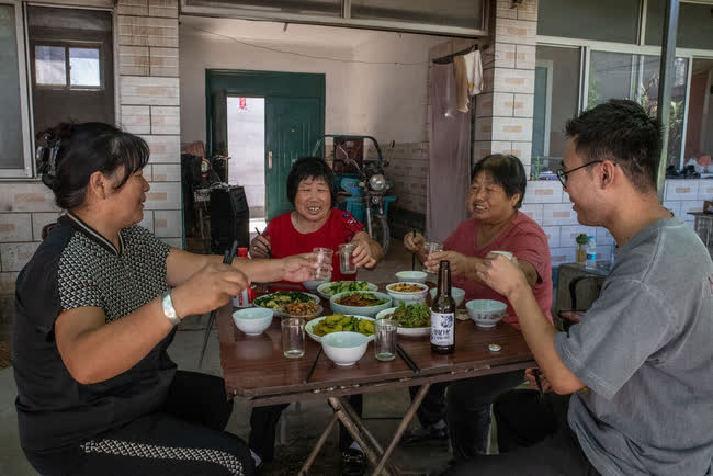 Thế hệ cụ &ocirc;ng, cụ b&agrave; Trung Quốc chiếm s&oacute;ng mạng x&atilde; hội nhờ phong c&aacute;ch gừng c&agrave;ng gi&agrave; c&agrave;ng cay - Ảnh 2.