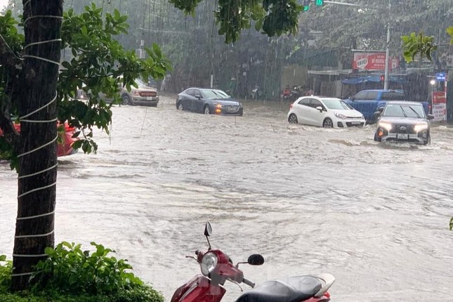 Mưa trắng trời, nhiều tuyến đường ở thành phố Vinh thành sông - Ảnh 6.