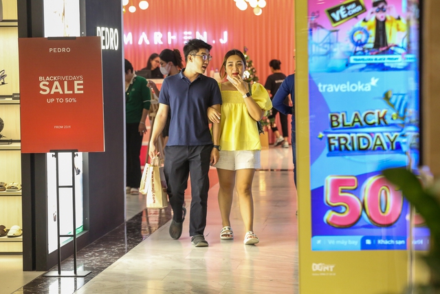 Người dân đổ xô săn hàng giảm giá trước ngày Black Friday: Áo hàng hiệu chỉ còn 25 nghìn/ cái - Ảnh 13.