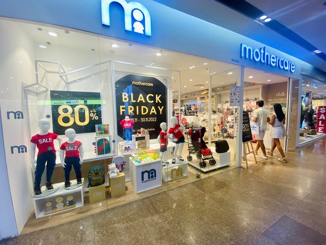 Người dân đổ xô săn hàng giảm giá trước ngày Black Friday: Áo hàng hiệu chỉ còn 25 nghìn/ cái - Ảnh 7.