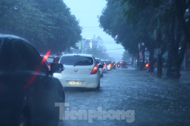 Mưa trắng trời, nhiều tuyến đường ở thành phố Vinh thành sông - Ảnh 5.