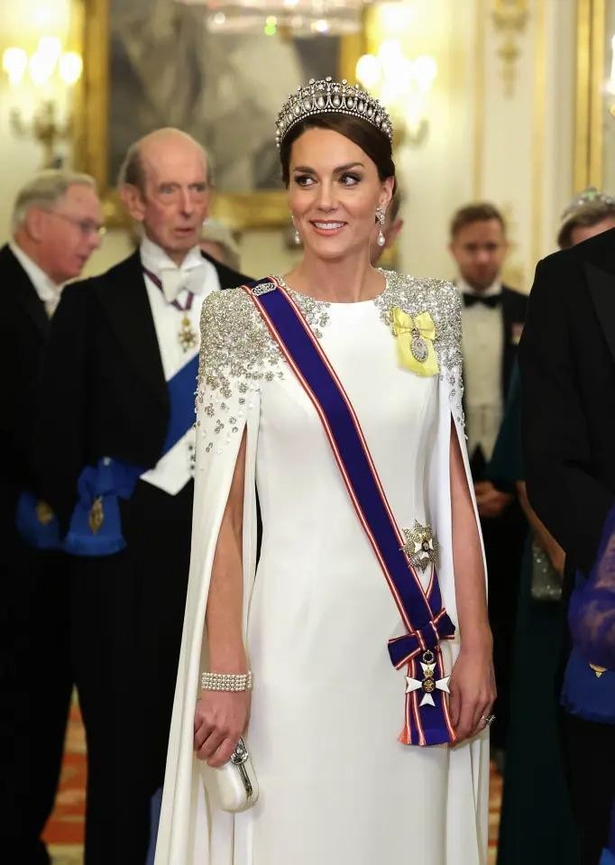 Hoàng hậu Camilla, Công nương Kate đội vương miện của mẹ chồng - Ảnh 6.