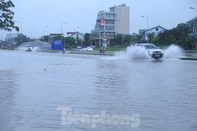 Mưa trắng trời, nhiều tuyến đường ở thành phố Vinh thành sông - Ảnh 1.