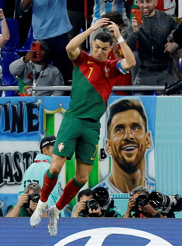 Ronaldo l&agrave; Cầu thủ xuất sắc nhất trận, b&aacute;o ch&iacute; ch&acirc;u &Acirc;u n&oacute;i thẳng tr&ograve; hề - Ảnh 1.