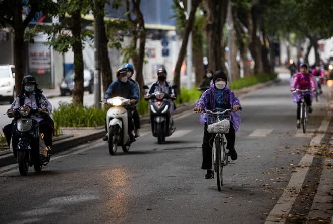 Hà Nội sáng nay: Người dân co ro trong đợt không khí lạnh đầu tiên của mùa đông - Ảnh 2.