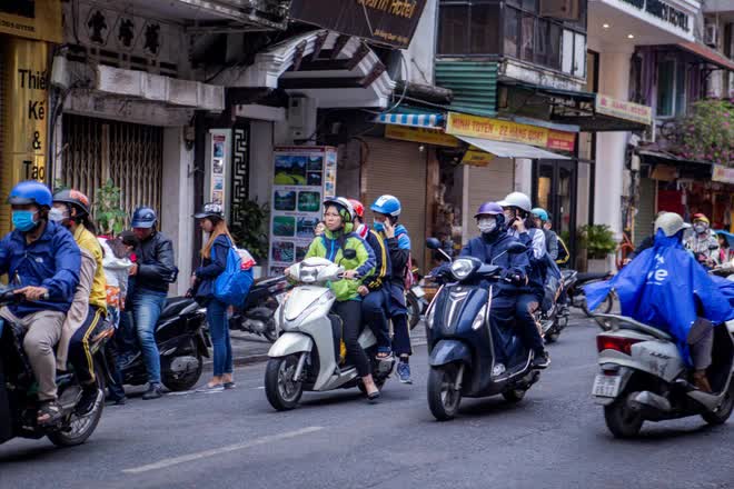 Hà Nội sáng nay: Người dân co ro trong đợt không khí lạnh đầu tiên của mùa đông - Ảnh 1.