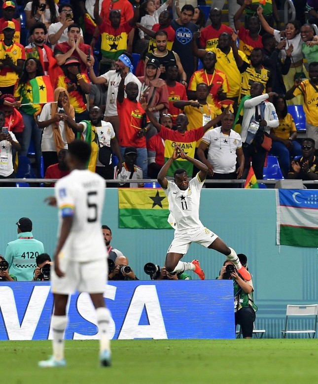 Ronaldo phát cáu vì cầu thủ Ghana bắt chước pha ăn mừng siuuu? - Ảnh 2.