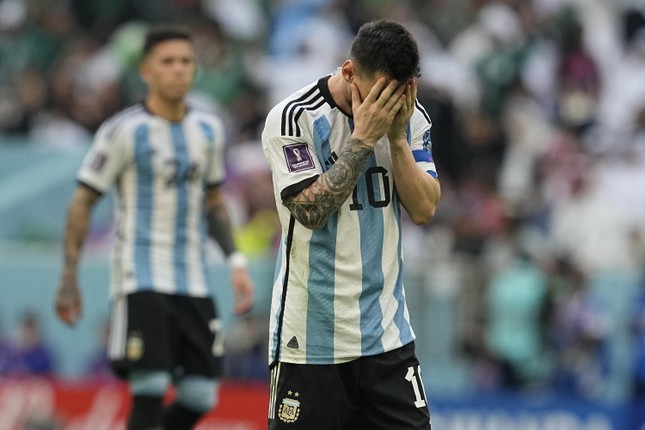 Huyền thoại Brazil chê Messi không biết làm đội trưởng - Ảnh 1.