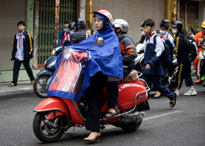 Hà Nội sáng nay: Người dân co ro trong đợt không khí lạnh đầu tiên của mùa đông - Ảnh 9.