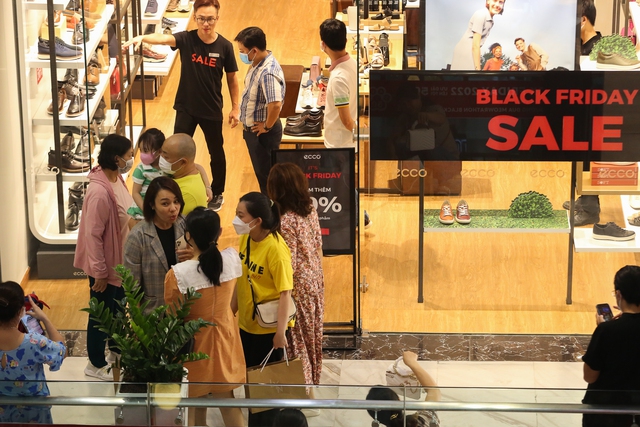 Đường phố ùn tắc, TTTM đông đúc vì người dân đi mua sắm ngày Black Friday ở TP.HCM - Ảnh 14.