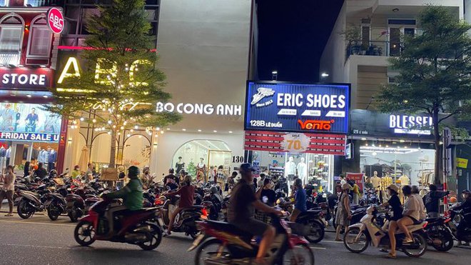 Ngày Black Friday 2022: Khách háo hức săn sale khủng, nhiều cửa hàng chật cứng chỗ để xe - Ảnh 7.