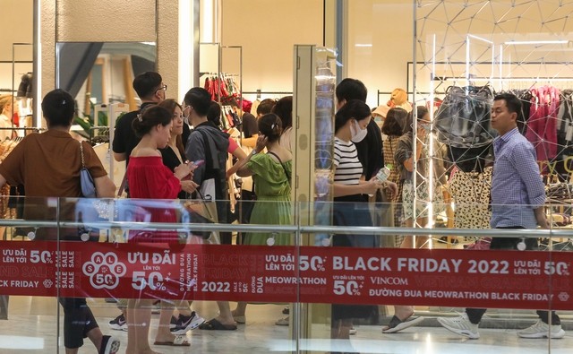 Đường phố ùn tắc, TTTM đông đúc vì người dân đi mua sắm ngày Black Friday ở TP.HCM - Ảnh 13.