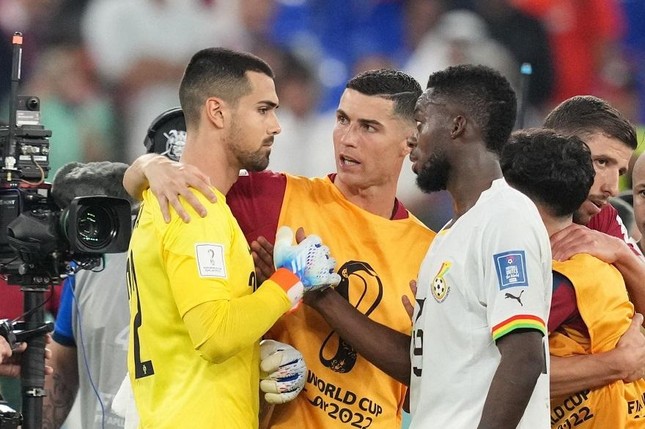 Ronaldo nói gì với Diogo Costa sau màn chết hụt của Bồ Đào Nha? - Ảnh 1.