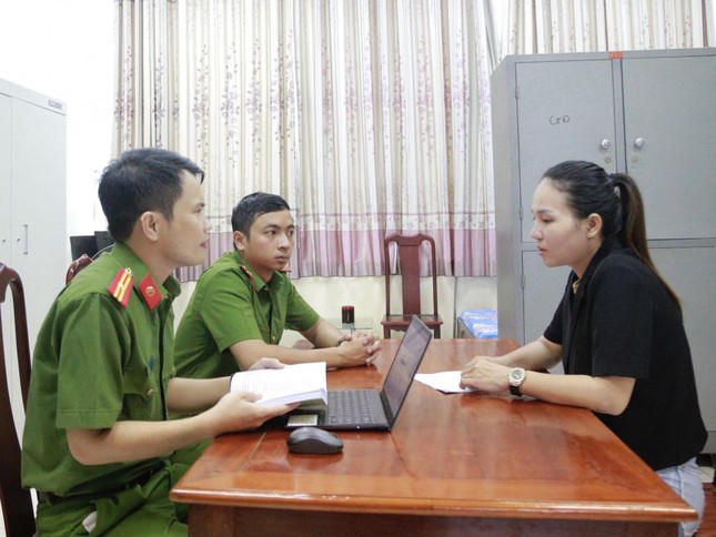 Lừa chạy sổ đỏ, h&ugrave;n tiền bu&ocirc;n đất để chiếm đoạt gần 4,2 tỷ đồng - Ảnh 1.