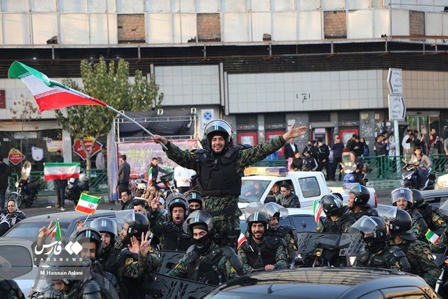 Cách Iran ăn mừng chiến thắng: đi bão bằng ôtô, phát kẹo, lính đặc nhiệm phất cờ trên xe bọc thép - Ảnh 5.