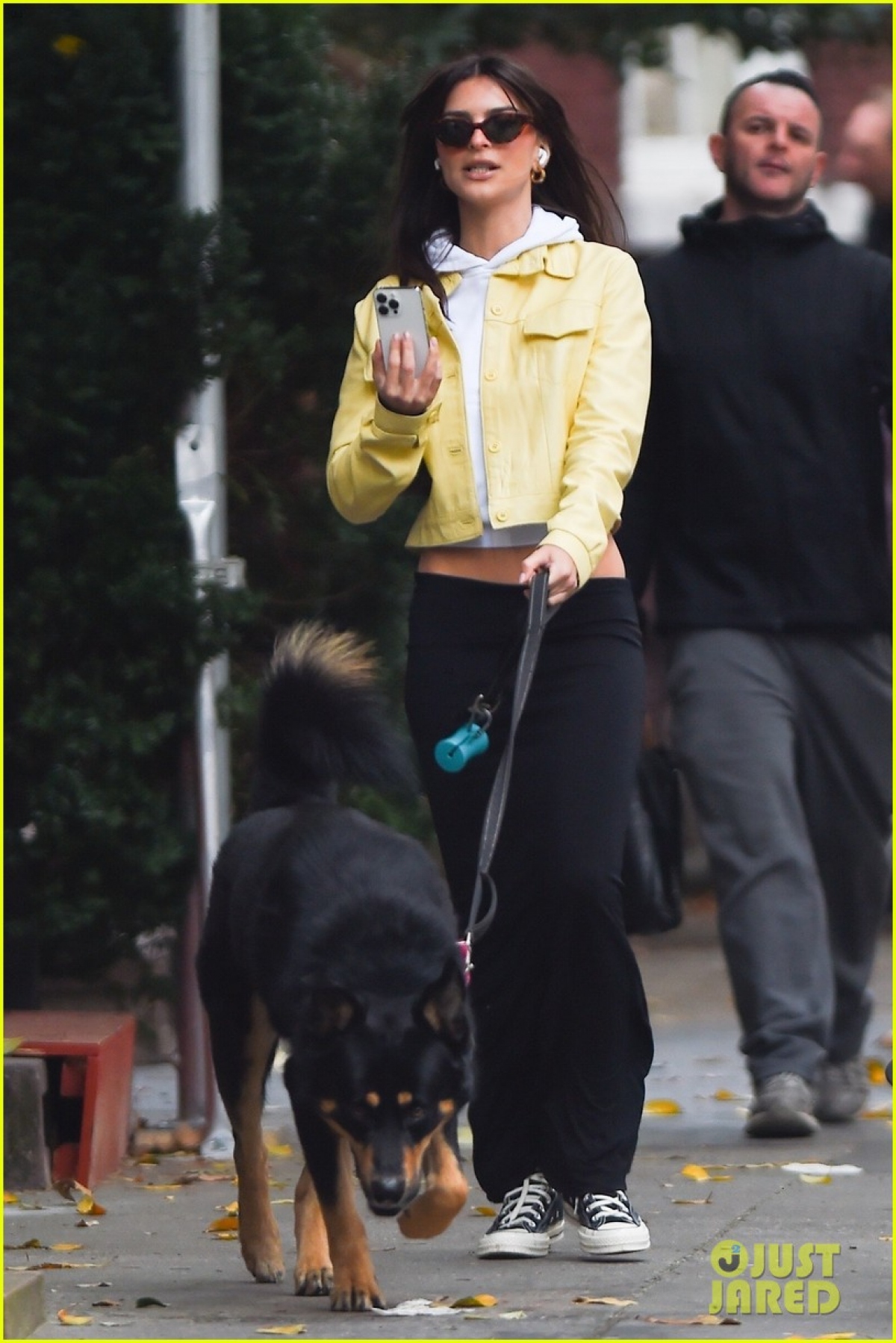 Siêu mẫu Emily Ratajkowski để mặt mộc xinh đẹp dắt thú cưng đi dạo phố - Ảnh 5.