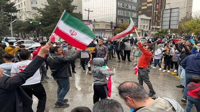 Cách Iran ăn mừng chiến thắng: đi bão bằng ôtô, phát kẹo, lính đặc nhiệm phất cờ trên xe bọc thép - Ảnh 4.