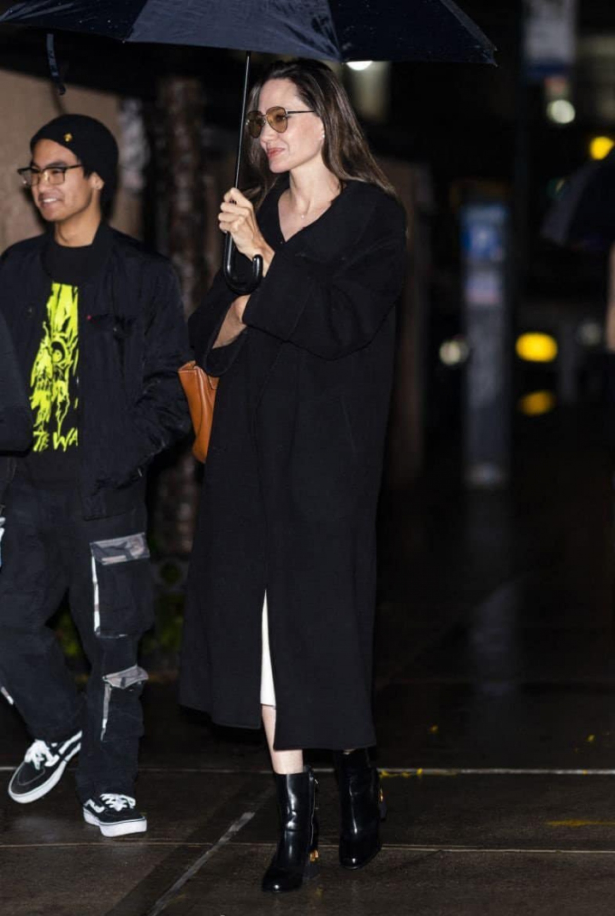 Angelina Jolie trang điểm sắc sảo đi ăn tối tại nhà hàng xa hoa - Ảnh 7.