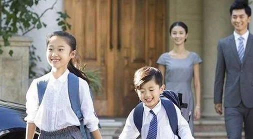 Bố mẹ tránh làm 3 điều này khi đưa đón con đi học: Điều số 2 có thể ảnh hưởng xấu đến tâm lý con - Ảnh 1.