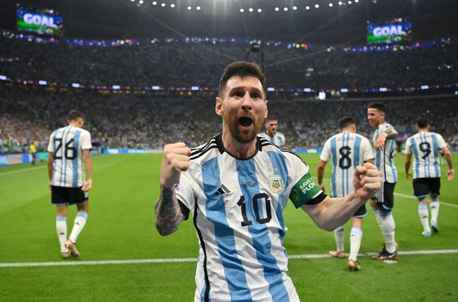 Messi là một trong những cầu thủ bóng đá xuất sắc nhất của thế giới. Hình ảnh của anh ta trên sân cỏ luôn để lại ấn tượng mạnh mẽ và những màn trình diễn của Messi thực sự không thể bỏ qua. Hãy xem hình ảnh liên quan để thấy được sự tài năng của ngôi sao này.