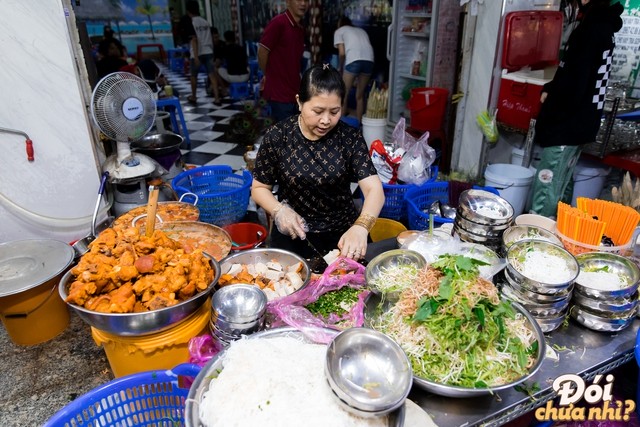 Phố ẩm thực mới nổi tại Quận 6, TP.HCM: Đi vài bước là có đồ ăn, lại còn đa dạng các món - Ảnh 6.