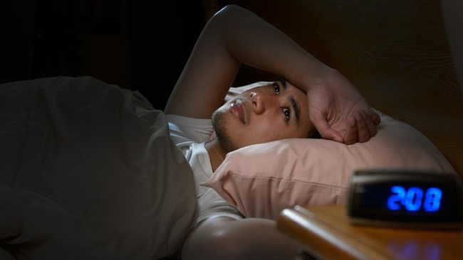 Bật tivi hoặc đèn khi ngủ có thể dẫn tới hậu quả không mong muốn - Ảnh 3.