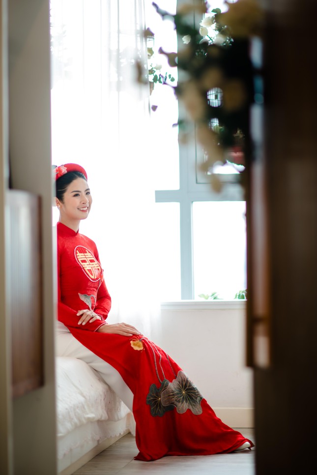 Hoa hậu Ngọc Hân ngồi xe mui trần cổ trong lễ rước dâu - Ảnh 3.