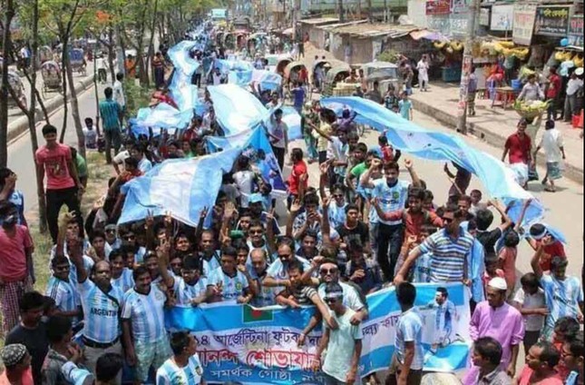 Kỳ lạ: ĐT Argentina thắng trận đầu World Cup 2022, hàng trăm ngàn người Bangladesh đi bão tới đêm - Ảnh 2.