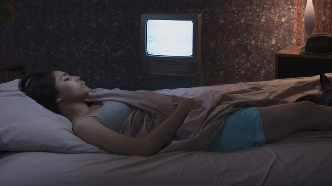 Bật tivi hoặc đèn khi ngủ có thể dẫn tới hậu quả không mong muốn - Ảnh 1.