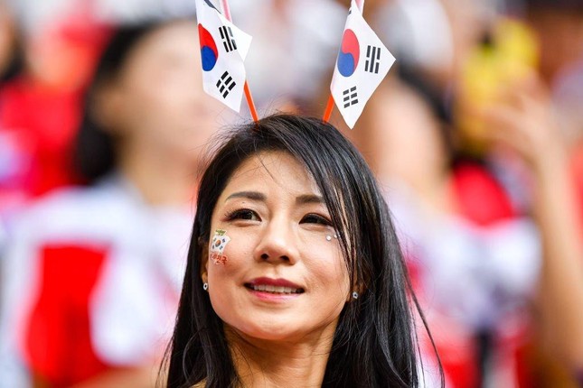 Dung mạo xinh đẹp của các CĐV Hàn Quốc ở trận thua Ghana - Ảnh 7.