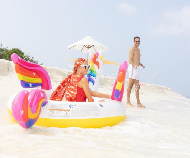 Paris Hilton và chồng kỉ niệm ngày cưới tại hòn đảo riêng - Ảnh 3.