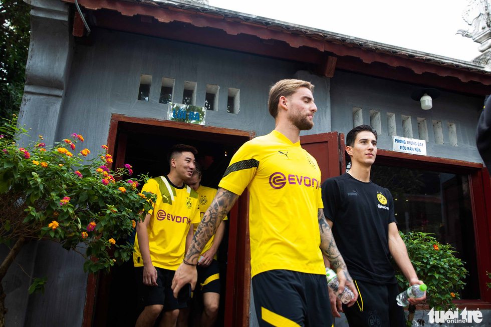 Cầu thủ Borussia Dortmund ngồi xích lô dạo hồ Gươm, thăm đền Ngọc Sơn - Ảnh 2.