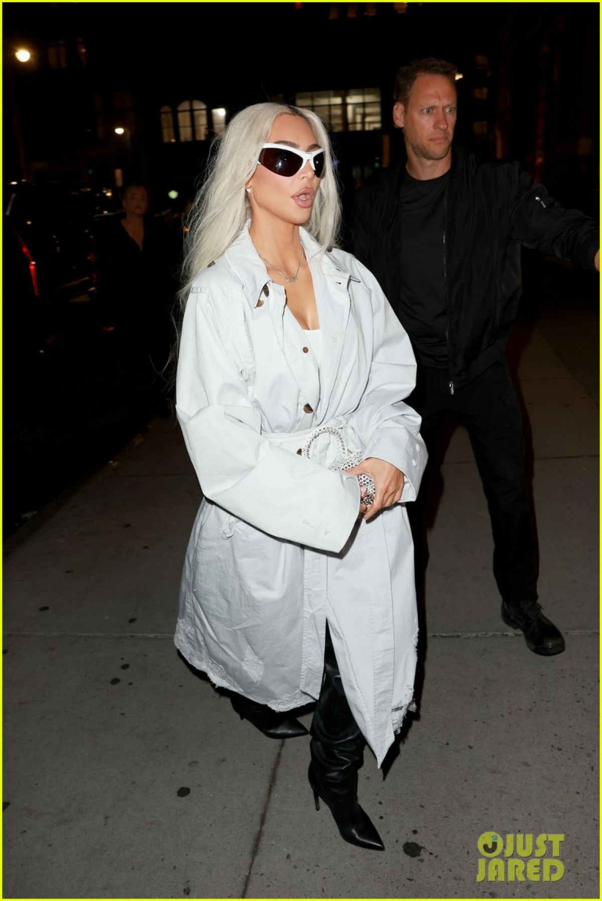 Kim Kardashian nhuộm tóc bạch kim, lên đồ sành điệu đi ăn tối cùng bạn bè - Ảnh 8.