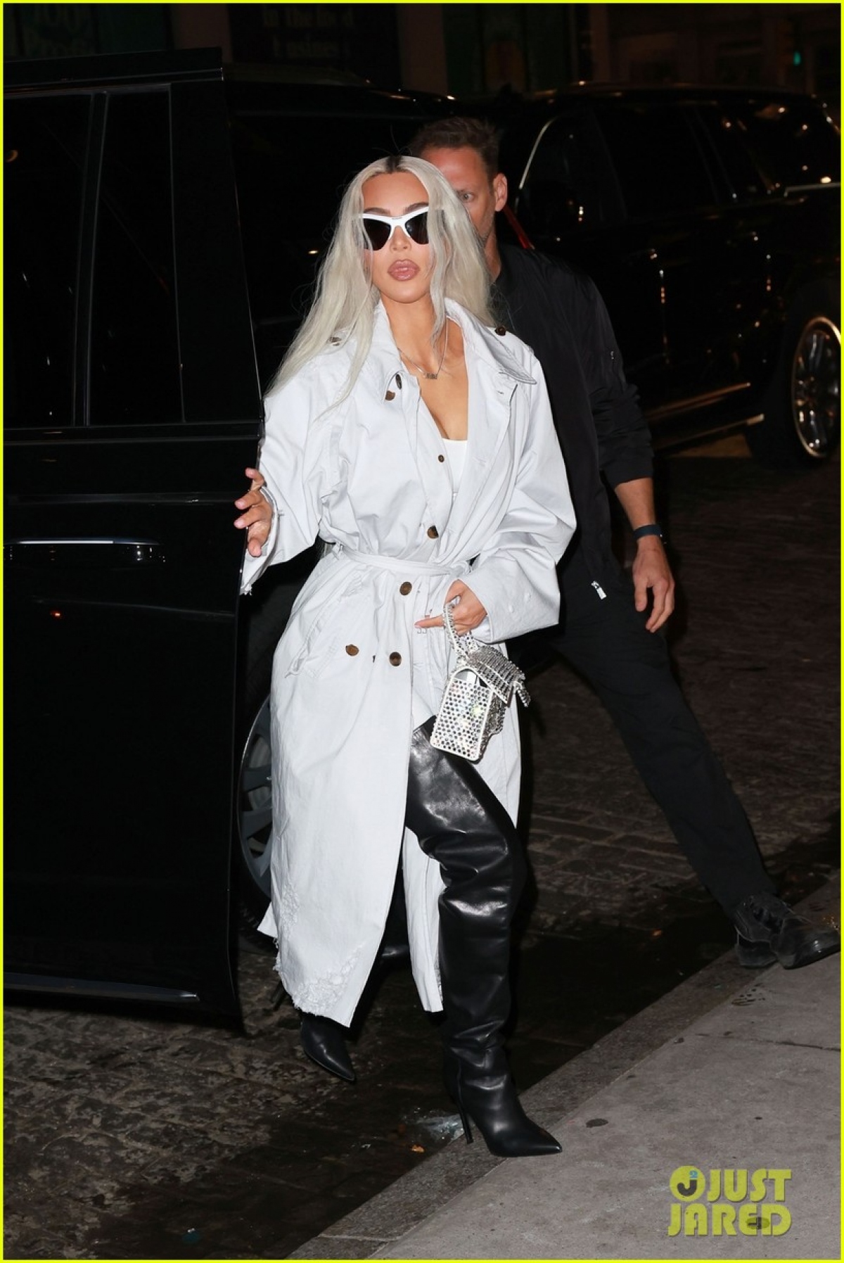 Kim Kardashian nhuộm tóc bạch kim, lên đồ sành điệu đi ăn tối cùng bạn bè - Ảnh 6.