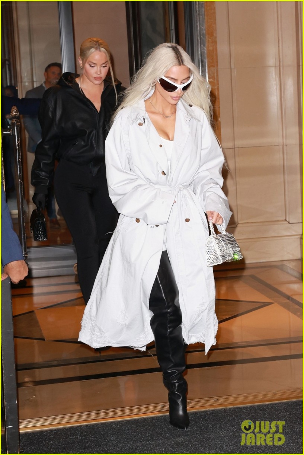 Kim Kardashian nhuộm tóc bạch kim, lên đồ sành điệu đi ăn tối cùng bạn bè - Ảnh 1.