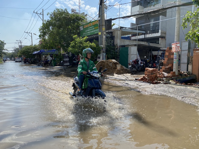 TP.HCM: Nước ngập hơn 12 tiếng chưa rút, phương tiện chết máy la liệt - Ảnh 6.