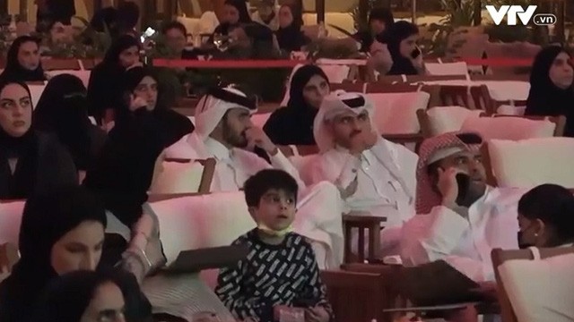 Phong cách xem bóng đá đặc trưng của người Qatar - Ảnh 1.