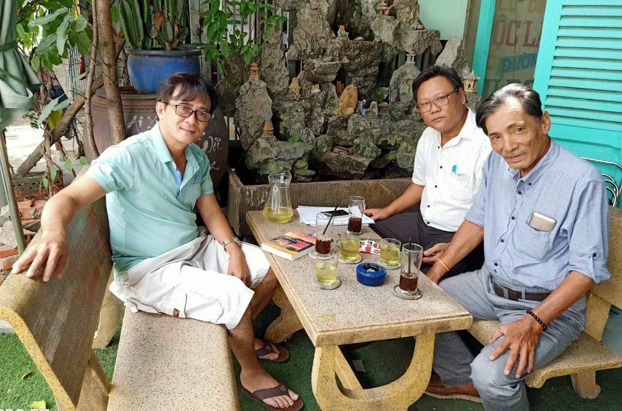Ngồi bệt ở chân cầu vượt, Thương Tín đang ổn hay bất ổn? - Ảnh 2. Ngồi bệt ở chân cầu vượt, Thương Tín đang ổn hay bất ổn? - Ảnh 2.