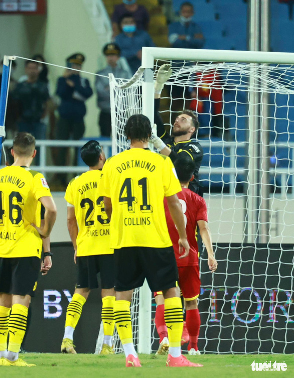 Thủ môn Dortmund tác động vật lý làm bung khung thành sân Mỹ Đình - Ảnh 3.