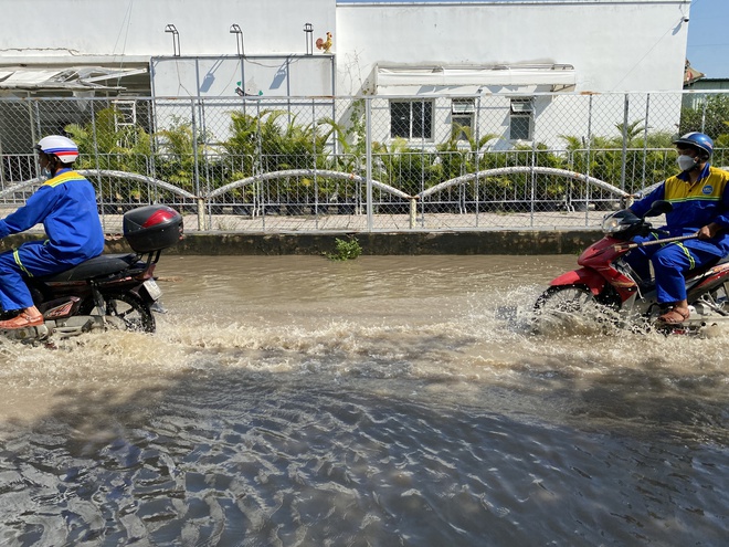 TP.HCM: Nước ngập hơn 12 tiếng chưa rút, phương tiện chết máy la liệt - Ảnh 5.