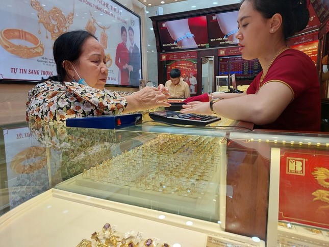 Nhiều người dốc tiền mua v&agrave;ng, chờ lướt s&oacute;ng dịp Tết - Ảnh 1.