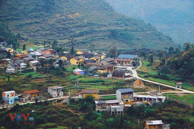 Cách cột cờ Lũng Cú chỉ 1km, có một ngôi làng văn hóa được mệnh danh là làng cổ tích ở Hà Giang - Ảnh 1.