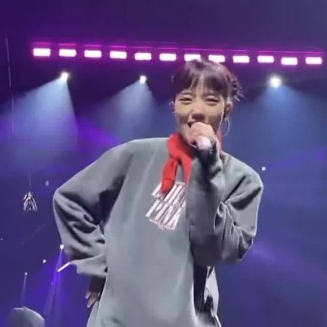 Jisoo tại concert BLACKPINK: YG lên tiếng về sức khỏe và sự thật về chiếc mái ngố gây sốt! - Ảnh 5.