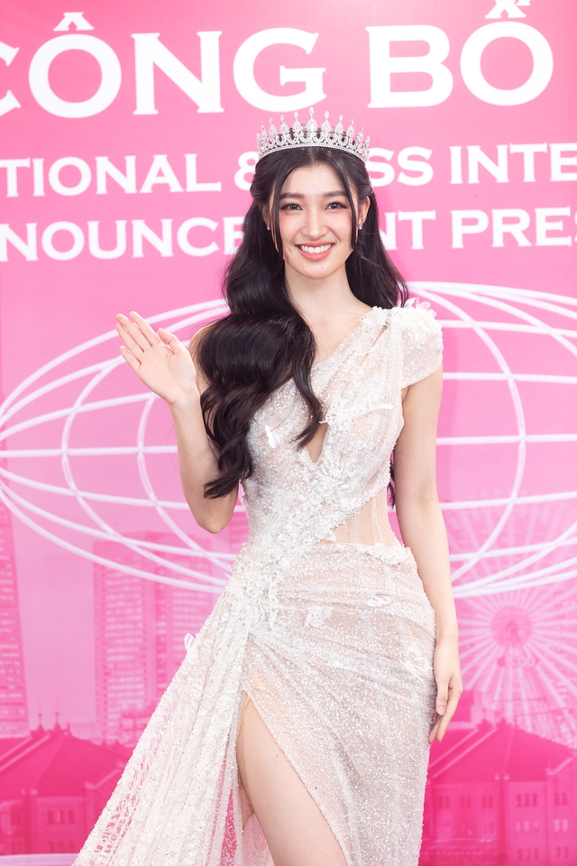 Thảm đỏ công bố vương miện Miss International: Mai Phương, Bảo Ngọc đọ sắc cùng Hoa hậu quốc tế - Ảnh 5.