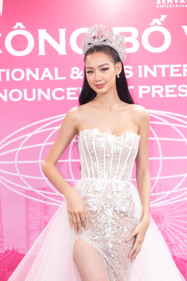 Thảm đỏ công bố vương miện Miss International: Mai Phương, Bảo Ngọc đọ sắc cùng Hoa hậu quốc tế - Ảnh 4.
