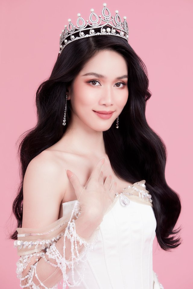 Vẻ đẹp và học vấn khủng của nàng hậu Việt được kỳ vọng sẽ mang về vương miện Miss International - Ảnh 2.