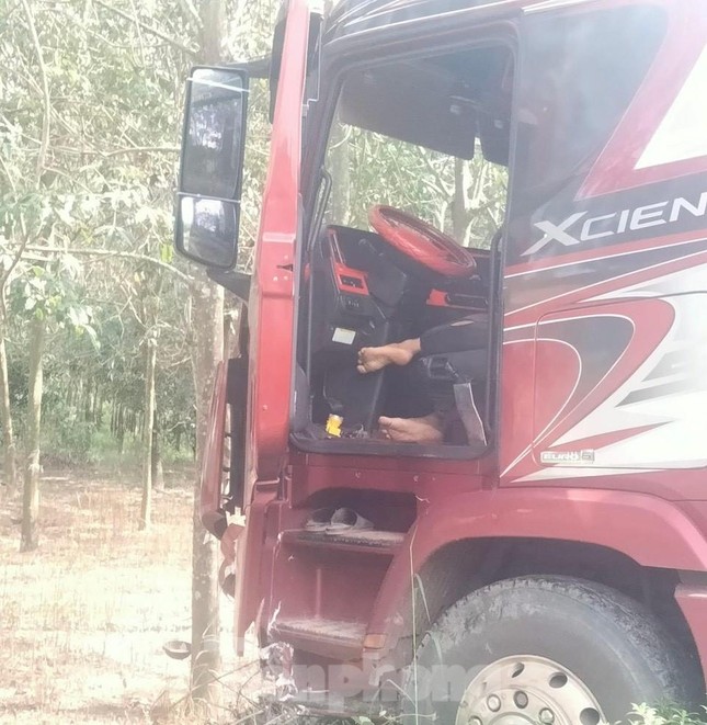 Kinh hãi phát hiện tài xế tử vong trong cabin xe ben đậu ven đường - Ảnh 2.